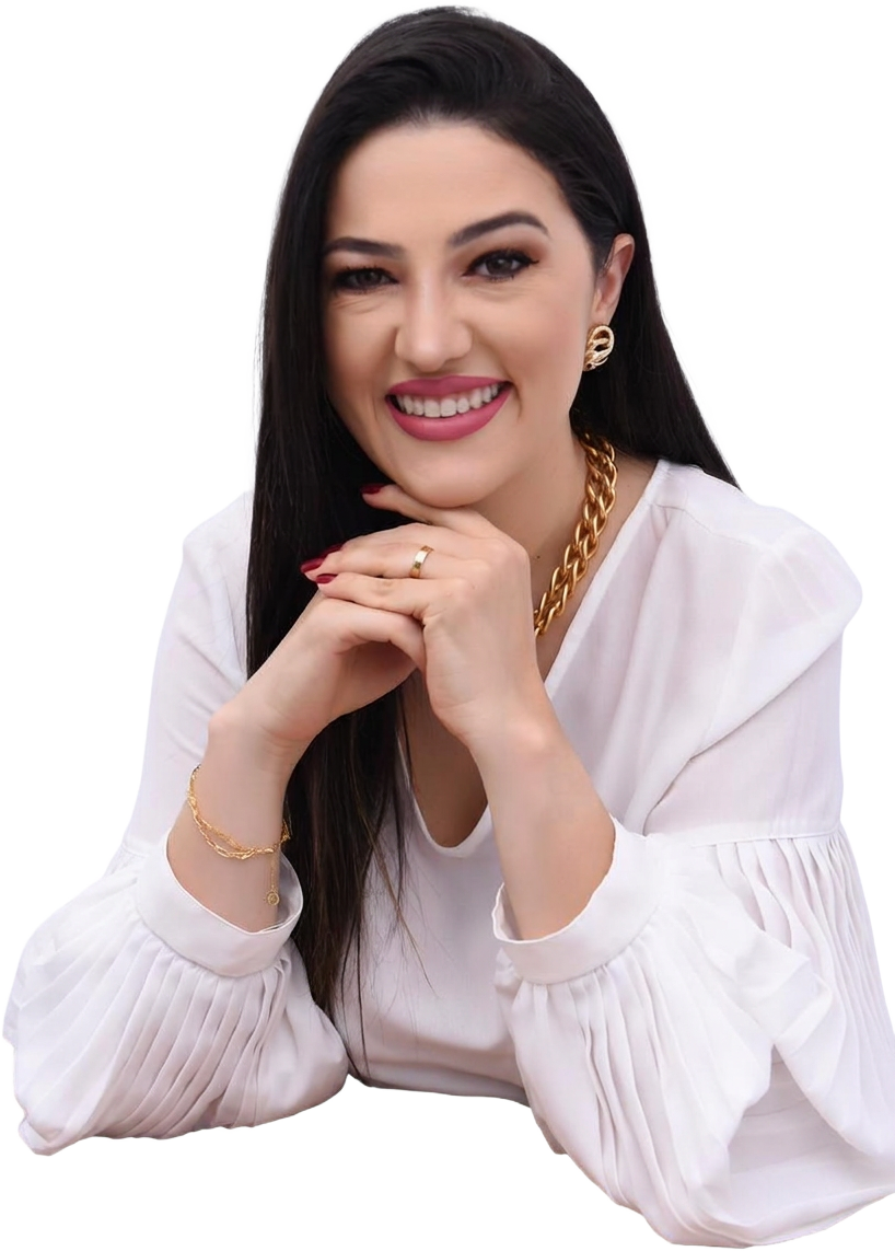 Thaís de Paula sorrindo, com as mãos apoiadas sob o queixo